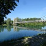 Kenmerkende hangbruggen over de Rhône, aan stalen kabels.