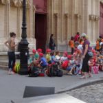 Een schoolklasje op excursie met begeleiding van ouders.
