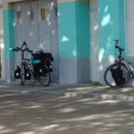 Passende tassen bij deze muur.