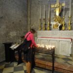 Kaarsje branden in de Notre Dame des Doms d'Avignon