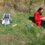 Weer geen bankje te bekennen. Dan onze eigen matjes maar!