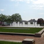 Plein met fontein en enorme bloem in het centrum