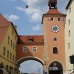 De toegang tot de Steinerne Brücke over de Donau