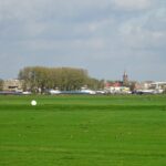 Zwartsluis aan de overkant van het Zwarte Water