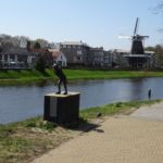 Op de voorgrond Reinier Paping, winnaar van de Elfstedentocht en afkomstig uit Ommen