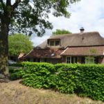 De stijl van daken van boerderijen hier: half pannen, half riet.