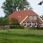 Boerderij met zwart-witte luiken