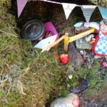 Mooi gedaan: een kaboutervrouwtje onder een boomwortel. Op de wegwijzer staat Pietersberg en Pieterburen (Pieterpad)