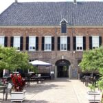 Het terras en restaurant van het kasteel Huis Bergh