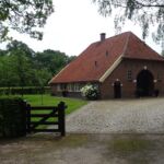 De boerderijen allemaal met oranje pannen.