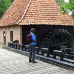 Een oliemolen in de rivier.