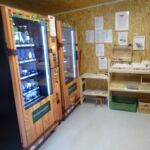 Zelfbediening met o.a. ijs bij een boerderij.