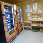 Zelfbediening met o.a. ijs bij een boerderij.