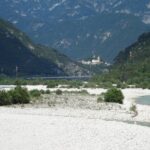 Enorm brede bedding voor de rivier.