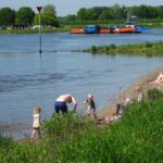 De pont van Wijhe en het smalle IJsselstrandje hier.