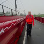 De spporbrug met het brede fietspad.