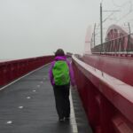 De spoorbrug met fietspad.