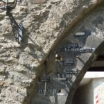 In de poort staan de recordhoogtes van de Rijn hier (2)