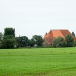 Opvallend hier: die enorm hoge daken van oude boerenschuren.