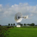 Een stalen zelfrichtende windmolen