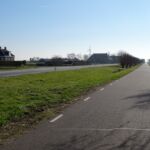 De wat saaie weg na IJlst.