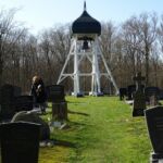 Klokkenstoel op een begraafplaats