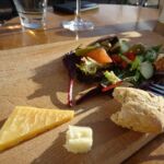 Kaasplankje op het terras in Oudemirdum.