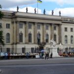 De Humbold Universiteit (met Oekraïense vlag)