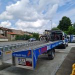 De auto met aanhanger voor de fietsen.