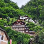 Huizen gebouwd tegen steile rotsen
