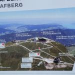 Op de top ligt een groot hotel/cafe/restaurant